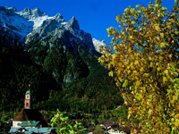 Urlaub in Oberbayern: Mittenwald mit Karwendelgebirge Urlaub in Oberbayern: Mittenwald mit Karwendelgebirge