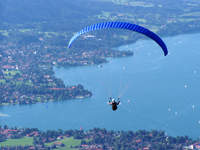 Urlaub am Tegernsee / Schliersee: Paraglider über dem Tegernsee