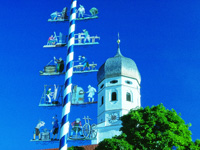 Bayern Sommerurlaub: Maibaum bei Kloster Andechs 