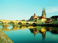 Bayern Städtereisen: Steinerne Brücke Regensburg